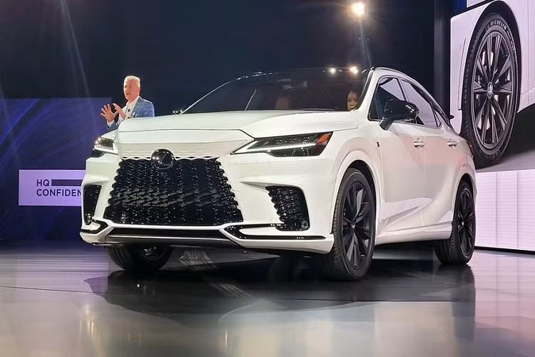 Đằng sau xe, Lexus RX 2023 được thiết kế góc cạnh và có tính liên kết cao hơn trước. Trong đó, điểm nhấn nằm ở cụm đèn hậu nối liền với nhau bằng dải đèn mỏng ở giữa. Ngoài ra, cụm đèn hậu còn được bao quanh bằng nẹp màu đen bóng, tích hợp tem chữ nổi "Lexus" khá nhỏ. Thêm vào đó là khe gió hẹp ở hai góc đuôi xe, nẹp màu đen trên cản sau và ống xả được giấu khá kỹ, tạo cảm giác gọn gàng hơn.