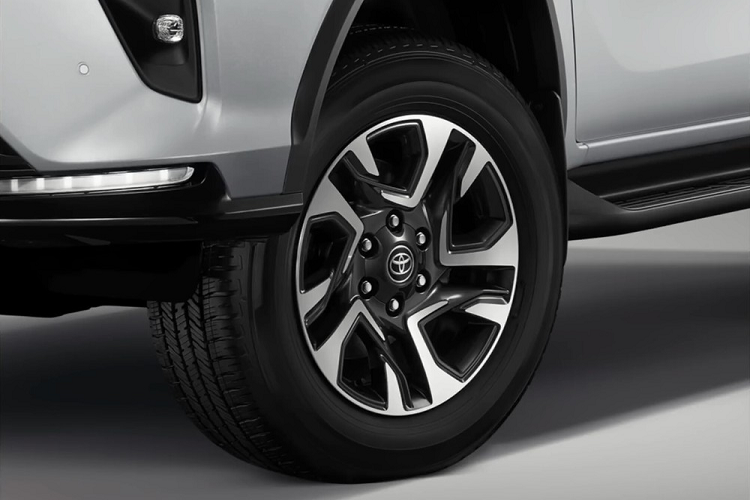 Toyota Fortuner Leader 2023 có 3 bản trang bị, bao gồm G 6AT 4×2, V 6AT 4×2 và V 6AT 4×4. Giá xe Toyota Fortuner bản Leader mới dao động từ 1,371 - 1,56 triệu Baht (khoảng 888 triệu đến 1,01 tỷ đồng). So với phiên bản cũ, xe tăng giá 20.000 Baht (13 triệu đồng).