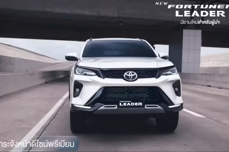  Toyota Fortuner 2023 nâng cấp giữa vòng đời đã lần đầu tiên trình làng ở thị trường Thái Lan vào hồi giữa năm 2020. Sau 2 năm, hãng Toyota tiếp tục vén màn phiên bản nâng cấp của mẫu SUV hạng trung này.