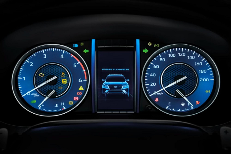 Gương chiếu hậu của xe thêm chống chói, nút bấm khởi động máy, điều hòa tự động, hệ thống âm thanh 6 loa, 2 ổ điện 12V và 1 ổ AC 220V. Ở phiên bản mới, xe có thêm hệ thống lọc không khí PM2.5 mới.