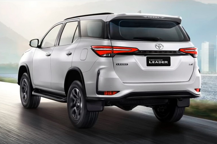Tương tự trước đây, Toyota Fortuner 2023 tại Thái Lan cũng được chia thành phiên bản thường, Legender và GR Sport. Tuy nhiên, phiên bản thường của dòng SUV cỡ D này đã được đổi tên thành Toyota Fortuner Leader 2023 mới.