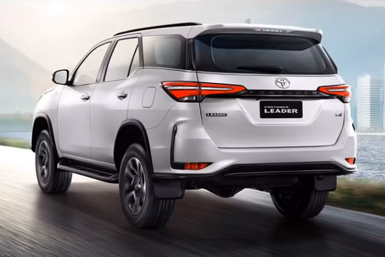 Tương tự trước đây, Toyota Fortuner 2023 tại Thái Lan cũng được chia thành phiên bản thường, Legender và GR Sport. Tuy nhiên, phiên bản thường của dòng SUV cỡ D này đã được đổi tên thành Toyota Fortuner Leader 2023 mới.
