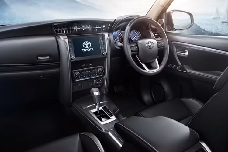 Bên trong Toyota Fortuner Leader 2023 là nội thất bọc da màu đen, đi kèm vô lăng chỉnh 4 hướng, ghế trước chỉnh điện 6 hướng, màn hình màu đa thông tin 4,2 inch trong bảng đồng hồ, màn hình cảm ứng 8 inch, hỗ trợ Apple CarPlay/Android Auto,...