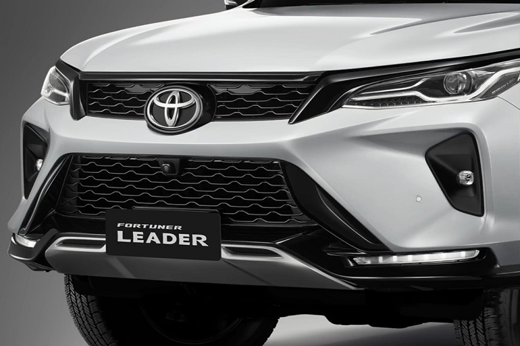 Không chỉ đổi tên, Toyota Fortuner Leader 2023 còn có một số khác biệt về thiết kế so với trước. Theo đó, xe được nâng cấp phần đầu xe với lưới tản nhiệt 2 tầng và hốc đèn sương mù trước giống Toyota Fortuner Legender.