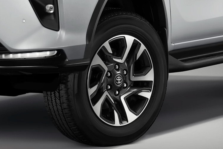 Điểm mới tiếp theo của Toyota Fortuner Leader 2023 nằm ở bệ bước chân màu đen bên sườn, bộ vành hợp kim 18 inch giống phiên bản Legender và nẹp trang trí màu đen trên cửa cốp sau. Ngoài ra, xe còn được bổ sung màu sơn ngoại thất trắng Platinum White Pearl mới.
