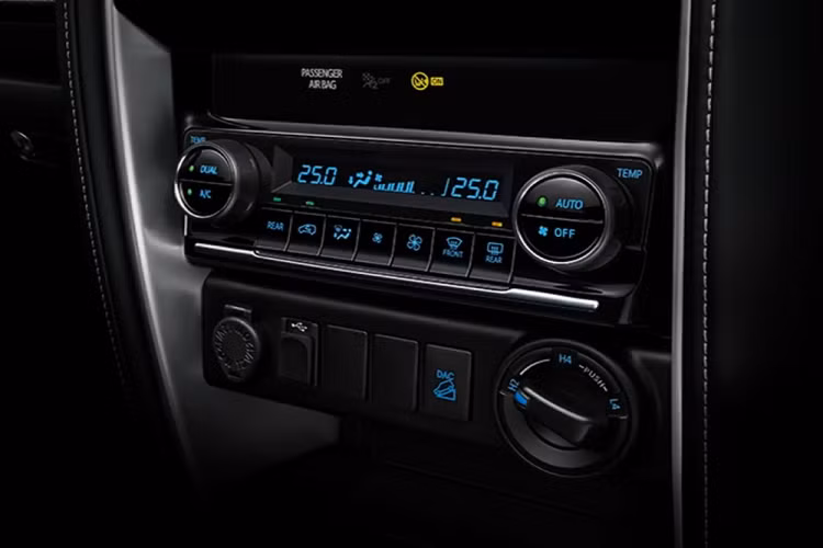 Động cơ của Toyota Fortuner Leader 2023 tại Thái Lan là động cơ diesel 4 xi-lanh, tăng áp, dung tích 2.4L, sản sinh công suất tối đa 150 mã lực và mô-men xoắn cực đại 400 Nm. Động cơ đi kèm hộp số tự động 6 cấp với lẫy chuyển số sau vô lăng và hệ dẫn động 1 cầu hoặc 2 cầu. Xe có 3 chế độ lái là Eco, Normal và Sport.