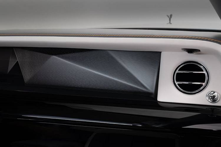 "Thách thức chính trong việc tạo ra hình dạng là đảm bảo rằng sợi carbon vẫn nằm ngang và song song trong suốt. Nó phải hoàn hảo - bởi vì đây là một chiếc Rolls-Royce,” nhà điêu khắc Alastair Gibson cho biết.