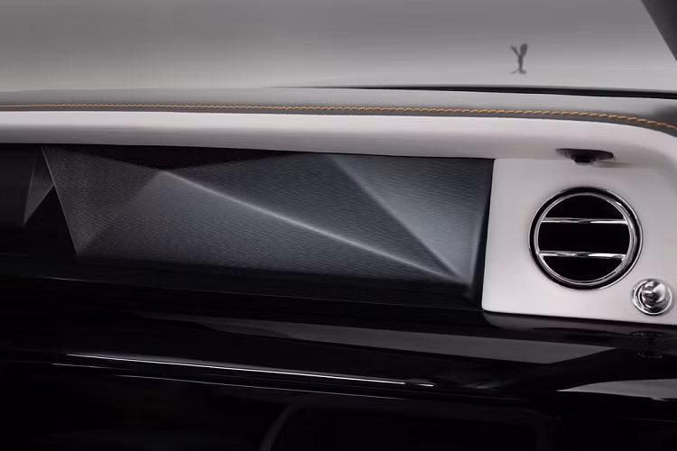 "Thách thức chính trong việc tạo ra hình dạng là đảm bảo rằng sợi carbon vẫn nằm ngang và song song trong suốt. Nó phải hoàn hảo - bởi vì đây là một chiếc Rolls-Royce,” nhà điêu khắc Alastair Gibson cho biết.