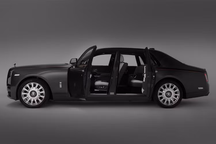 Bước vào trong cabin, không quá khi nói Rolls-Royce Carbon Veil là một “tác phẩm nghệ thuật”. Nội thất của xe sử dụng các tông màu anthracite nhẹ nhàng, tươi sáng rất ăn nhập với hệ thống ghế ngồi bọc da màu trắng kem. Trên bảng điều khiển trung tâm và ghế ngồi còn có điểm nhấn chỉ khâu màu cam tương phản. Các điểm nhấn trang trí Veil Gallery dập khối bắt mắt. Ngoài ra, trần xe còn có đèn ánh sao cũng là một "đặc sản" không thể không nhắc tới.