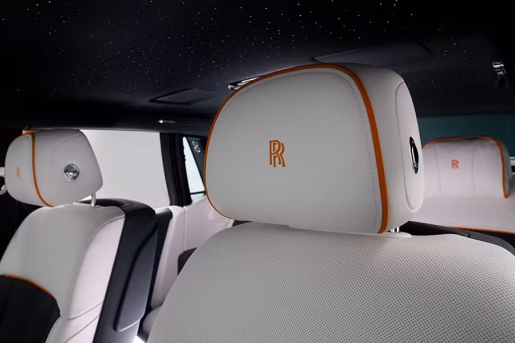 Tùy thuộc vào sở thích của khách hàng, ngoại thất của Rolls-Royce Carbon Veil có thể được hoàn thiện ở dạng sơn mài và sơn mờ. Hai tuỳ chọn này đều góp phần ngăn ngừa sự đổi màu và bảo vệ các chi tiết dưới ánh nắng gay gắt.