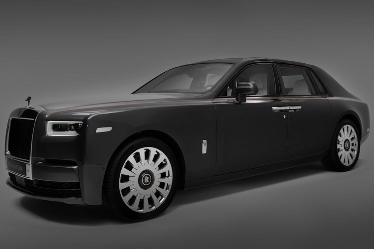 Gần đây, Rolls-Royce Motor Cars Dubai đã trình làng một phiên bản đặc biệt của Rolls-Royce Phantom VIII Carbon Veil. “Tác phẩm nghệ thuật” Carbon Veil này được những người thợ thủ công tại Goodwood chế tác trong vòng hai năm và được làm bằng rất nhiều sợi carbon ở ngoại/nội thất.