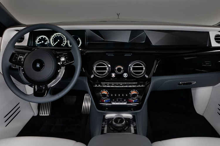 Để đạt được sự hoàn hảo tuyệt đối, chiếc Phantom đã được điều chỉnh để phù hợp với tổng thể toàn carbon. Ngoại thất của xe thanh lịch với màu sơn màu xám Gunmetal, kết hợp với lớp sơn màu đá. Nắp ca-pô của Rolls-Royce Carbon Veil được xử lý thành màu xám tương phản, trong khi thân xe có điểm nhấn đường coachline và waftline màu cam Mandarin Orange sống động.