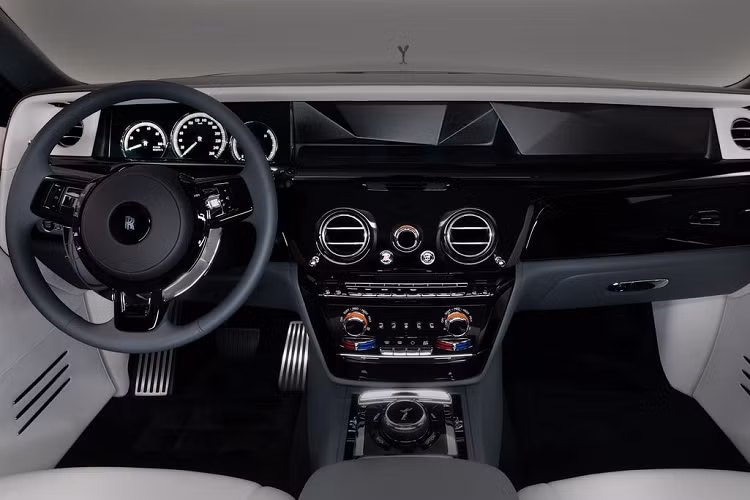 Để đạt được sự hoàn hảo tuyệt đối, chiếc Phantom đã được điều chỉnh để phù hợp với tổng thể toàn carbon. Ngoại thất của xe thanh lịch với màu sơn màu xám Gunmetal, kết hợp với lớp sơn màu đá. Nắp ca-pô của Rolls-Royce Carbon Veil được xử lý thành màu xám tương phản, trong khi thân xe có điểm nhấn đường coachline và waftline màu cam Mandarin Orange sống động.