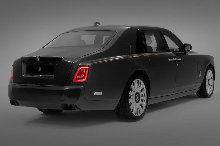 Cung cấp sức mạnh cho Rolls-Royce Phantom VIII là động cơ V12, dung tích 6.75L, cho công suất 563 mã lực và mô-men xoắn cực đại 900 Nm. Xe có khả năng tăng tốc 0-100 km/h trong 5,3 giây trước. Tốc độ tối đa của Phantom VIII được giới hạn ở mức 250 km/h.