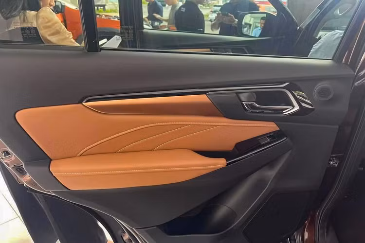 Cụ thể chiều dài cơ sở tăng thêm 10mm, đạt 2.855 mm. Đi cùng với nền tảng khung gầm mới và hệ thống treo êm ái hơn. Cụ thể treo phía trước là loại độc lập, cánh tay đòn kép, giảm xóc và thanh ổn định. Hệ thống treo phía sau đã được thiết kế 5 liên kết đi kèm với thanh ổn định.