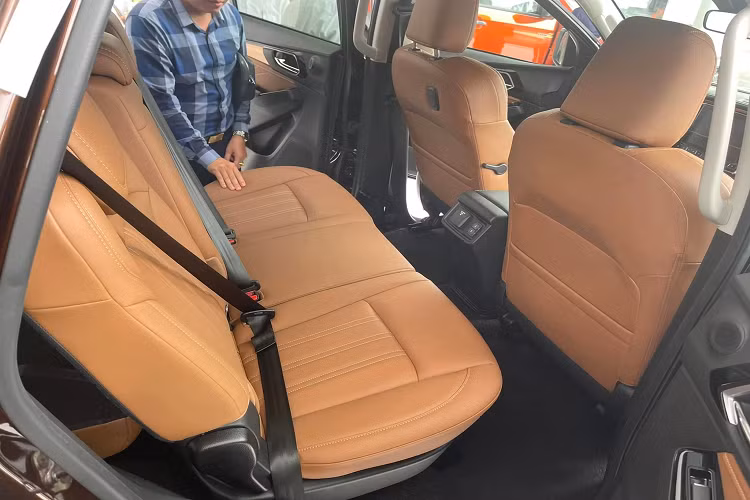 Có thể thấy, phiên bản cao cấp của Mu-X 2022 trang bị an toàn không thua kém gì so với các đối thủ trên thị trường trong phân khúc SUV 7 chỗ cỡ trung. So với thế hệ cũ, Isuzu Mu-X 2022 sở hữu kích thước rộng rãi hơn.