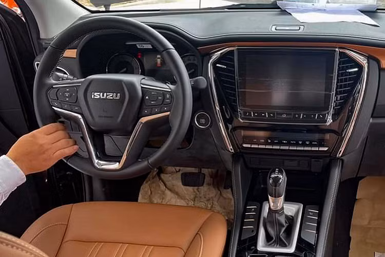 Đề nổ nút bấm, khởi động động cơ từ xa. So với thế hệ cũ, Mu-X thế hệ mới có nội thất “sang xịn mịn” hơn nhiều, đây là yếu tố giúp Mu-X 2022 hứa hẹn sẽ hút khách hơn. Đáng chú ý, Isuzu Mu-X phiên bản Premium 1.9 AT 4x4 cao cấp nhất này được trang bị nhiều tính năng an toàn và hỗ trợ lái.