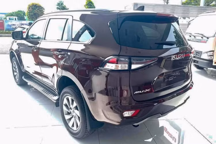 Mức giá xe Isuzu Mu-X 2022 nhập Thái Lan dự kiến từ 900 triệu – 1,19 tỷ đồng. Xe được phân phối tổng cộng 4 phiên bản bao gồm: B7 1.9 MT 4x2 ; B7 Plus 1.9 AT 4x2; Prestige 1.9 AT 4x2; Premium 1.9 AT 4x4. Tất cả đều sử dụng động cơ dầu 4cyl dung tích 1.9L tăng áp cho công suất tối đa 150 mã lực và mô-men xoắn cực đại 350Nm. Xe sử dụng hộp số tay 6 cấp hoặc hộp số tự động 6 cấp, đi cùng với hệ dẫn động 1 hoặc 2 cầu (tùy phiên bản).