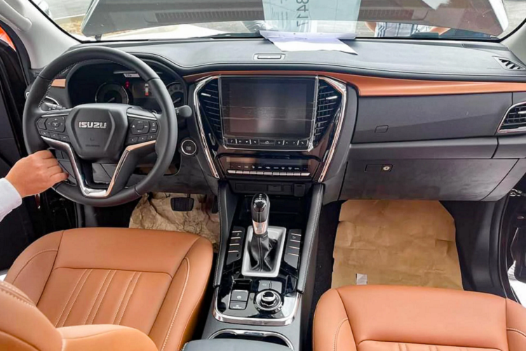 Chiếc Isuzu Mu-X thế hệ mới trong bài viết thuộc phiên bản Premium 1.9 AT 4x4 cao cấp nhất có giá bán dự kiến khoảng 1,1 tỷ đồng. Ở phiên bản cao cấp này, nội thất có nhiều trang bị hấp dẫn, trong đó bao gồm: Ghế bọc Da, ghế lái chỉnh điện 8 hướng, màn hình cảm ứng 9 inch đa kết nối, 8 loa giải trí, màn hình hiển thị thông tin lái xe MID màu 4.2 inch, phanh tay điện tử + AH.