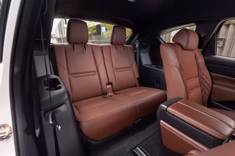 Bên cạnh các trang bị an toàn tiêu chuẩn như hệ thống hỗ trợ phanh ABS, EBD, DSC, 7 túi khí, camera lùi, cảm biến trước sau… mẫu xe CX-8 2022 còn được trang bị hệ thống an toàn chủ động và thông minh vượt trội i-Activsense.