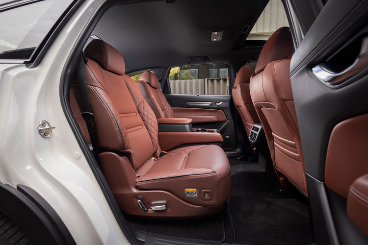 Với phiên bản Premium AWD 6 chỗ, hàng ghế thứ 2 của Mazda CX-8 2022 sẽ được bố trí ghế ngồi tách biệt có thêm bệ tỳ tay trung tâm riêng biệt cỡ lớn sang trọng, tích hợp các phím điều khiển sưởi ghế, cổng sạc USB, hộc chứa đồ rộng rãi và ngăn để ly thuận tiện. Điều này hơn hẳn so với đối thủ KIA Sorento chỉ có ghế ngồi tách rời. 