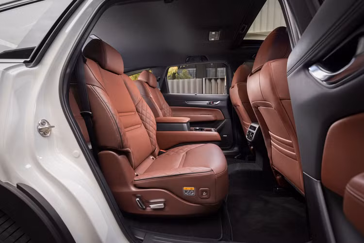 Với phiên bản Premium AWD 6 chỗ, hàng ghế thứ 2 của Mazda CX-8 2022 sẽ được bố trí ghế ngồi tách biệt có thêm bệ tỳ tay trung tâm riêng biệt cỡ lớn sang trọng, tích hợp các phím điều khiển sưởi ghế, cổng sạc USB, hộc chứa đồ rộng rãi và ngăn để ly thuận tiện. Điều này hơn hẳn so với đối thủ KIA Sorento chỉ có ghế ngồi tách rời. 