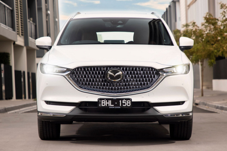 THACO đã chính thức giới thiệu Mazda CX-8 2022 mới tại thị trường Việt Nam. Theo các thông tin công bố chính thức từ phía nhà phân phối, CX-8 2022 sẽ được bán ra thị trường Việt Nam với 4 phiên bản: Luxury, Premium, Premium AWD 7 chỗ và Premium AWD 6 chỗ ngồi. 