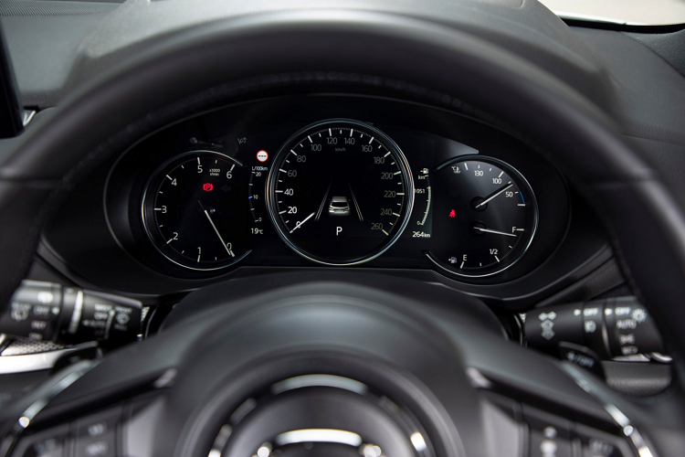 Tất nhiên, những trang bị hiện đại vốn có trước đó như màn HUD màu, bảng đồng hồ với màn hình 7 inch kỹ thuật số, màn hình trung tâm 8 inch kết nối Apple Carplay không dây và Android Auto, âm thanh 10 loa Bose, điều hoà tự động 3 vùng độc lập, ghế da Nappa... vẫn sẽ được tìm thấy trên mẫu xe mới này.