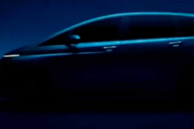 Điều này có nghĩa là chiếc minivan cỡ nhỏ có thể được trang bị động cơ xăng hoặc dầu diesel 1,5 lít của Hyundai kết hợp với hộp số sàn hoặc tự động.