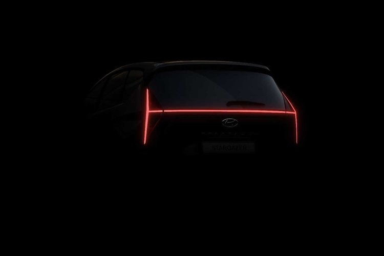 Đối thủ của Mitsubishi Xpander, Toyota Avanza và Suzuki Ertiga được cho là sẽ dài khoảng 4,5 mét, cung cấp khoang cabin 6 hoặc 7 chỗ.