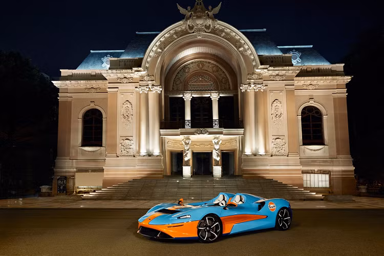 Khác biệt là xe sản sinh ra công suất tối đa 804 mã lực và mô-men xoắn cực đại 800 Nm, được ghép nối với hộp số tự động ly hợp kép 7 cấp. xe có thể tăng tốc từ 0-100 km/h trong 2,8 giây, 0-200 km/h trong 6,8 giây và đạt vận tốc tối đa 326 km/h.