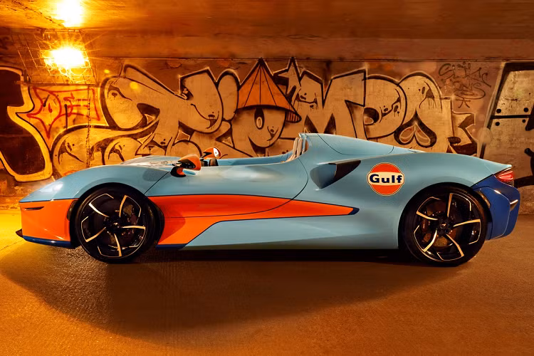 McLaren Elva ban đầu sản xuất 399 chiếc nhưng sau 2 lần điều chỉnh chỉ còn 149 chiếc và có thêm bản kính chắn gió để phù hợp về luật giao thông ở nhiều nước.