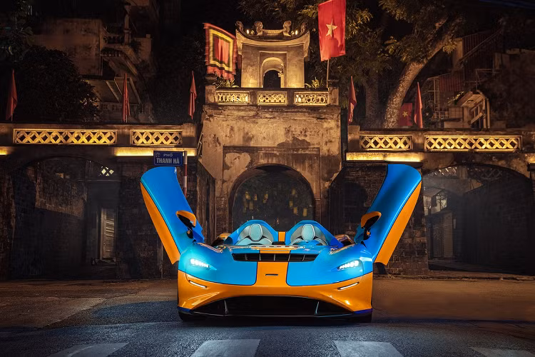 Chiếc McLaren Elva không mui mà Minh Nhựa được cho là đã "chốt đơn" chỉ được sản xuất tổng cộng 149 chiếc xe trên toàn thế giới với thiết kế ban đầu là không mui, không cửa số và không kính chắn gió trước/sau