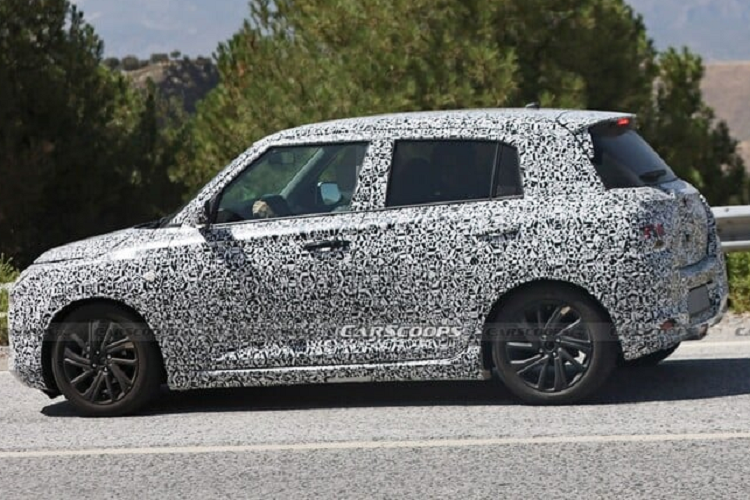 Xe sẽ có màn hình thông tin giải trí lớn hơn, sở hữu hệ thống SmartPlay Pro + mới của hãng cùng với Android Auto, Apple CarPlay. Chiếc xe Nhật nay còn có hỗ trợ điều khiển bằng giọng nói khi đọc khẩu lệnh ‘Hi Suzuki’. Nhiều dự đoán về trang bị bao gồm camera 360 độ, điều khiển hành trình thích ứng, hỗ trợ giữ làn đường và nhận diện biển báo...