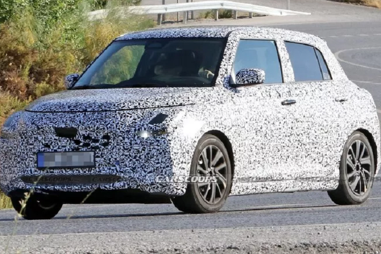 Dù là thế hệ mới nhưng Swift sẽ không thay đổi quá bất ngờ. Lưới tản nhiệt hình thang lớn với đèn pha LED đậm hình chữ C tạo điểm nhấn ở đầu xe. Nóc xe gọn gàng và mượt mà, dàn mâm hầm hố. Đường vai xe được khoét sâu tạo cảm giác thế thao. Hãng cũng có thể sẽ sơn đen các cột để tạo hiệu ứng mái nổi.