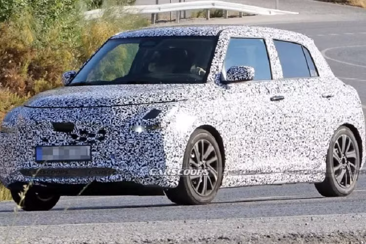 Dù là thế hệ mới nhưng Swift sẽ không thay đổi quá bất ngờ. Lưới tản nhiệt hình thang lớn với đèn pha LED đậm hình chữ C tạo điểm nhấn ở đầu xe. Nóc xe gọn gàng và mượt mà, dàn mâm hầm hố. Đường vai xe được khoét sâu tạo cảm giác thế thao. Hãng cũng có thể sẽ sơn đen các cột để tạo hiệu ứng mái nổi.