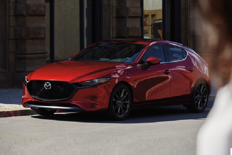 Mazda cũng giới thiệu phiên bản Mazda3 2.5 S Carbon Edition với màu sơn xám Polymetal Gray độc quyền, đi kèm ốp gương ngoại thất đen bóng và bộ mâm hợp kim 18 inch 5 chấu kép màu đen.