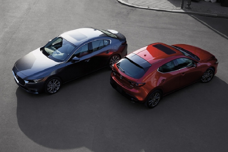 Động cơ Skyactiv-G 2.5L trên Mazda3 còn có công nghệ tự động ngắt xi-lanh khi không cần thiết, giúp cải thiện mức tiêu thụ nhiên liệu và lượng khí thải. Nhờ thay đổi này mà Mazda3 2023 có mức tiêu thụ nhiên liệu trung bình theo ước tính của EPA là 8,4 / 6,36 / 7,59 lít trên 100 km đường thành phố / đường cao tốc / đường hỗn hợp.