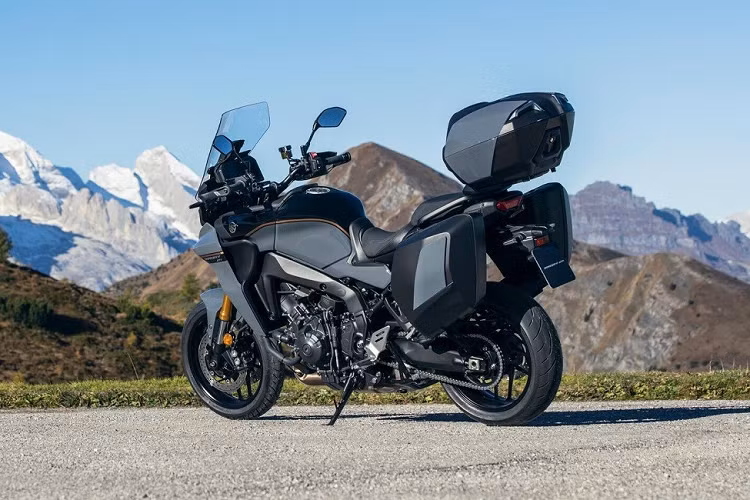 Nhờ đó, giảm xóc có thể tự động điều chỉnh để phù hợp với điều kiện vận hành. Động cơ của Yamaha Tracer 9 GT+ Sport 2023 vẫn là loại 3 xi-lanh, dung tích 889cc với công nghệ trục khuỷu CP3, tạo ra công suất tối đa 119 mã lực tại tua máy 10.000 vòng/phút và mô-men xoắn cực đại 93 Nm tại tua máy 7.000 vòng/phút.