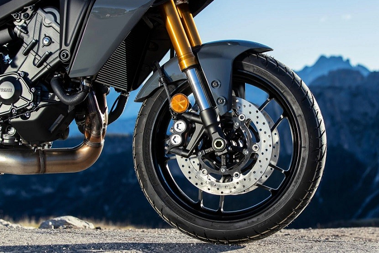 Theo hãng Yamaha, hệ thống ACC kể trên cũng tự động giảm tốc cho xe khi Tracer 9 GT+ Sport đạt đến khoảng cách an toàn với xe phía trước được cài đặt trước. Tuy nhiên, ngay khi người lái phanh, hệ thống ACC sẽ bị ngắt. Lúc này, nếu thấy thông số phanh đầu vào không đủ để ngăn va chạm, hệ thống UBS sẽ can thiệp.