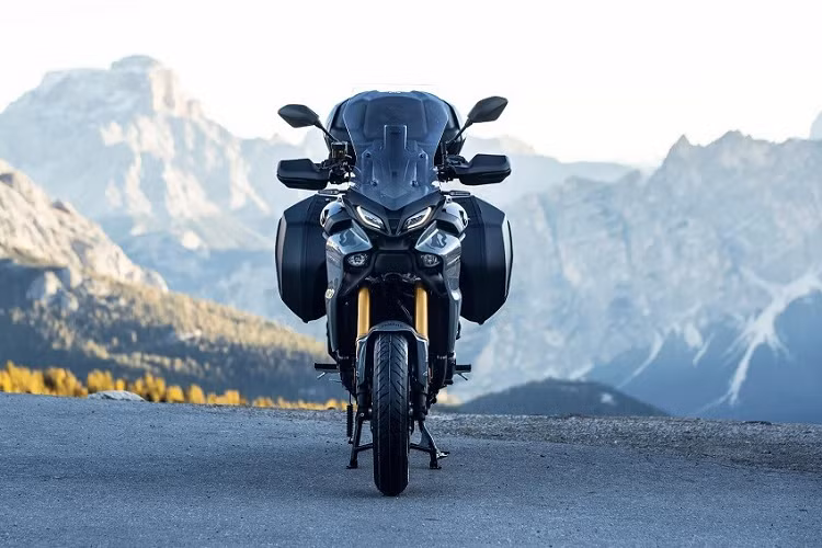 Với tính năng hỗ trợ phanh, hệ thống UBS có thể kiểm soát khoảng cách với phương tiện phía trước. "Nếu tính toán thấy thông số phanh đầu vào không đủ để ngăn va chạm với phương tiện phía trước, hệ thống sẽ tăng áp suất phanh tới bánh trước/sau để giúp giảm tốc cho Tracer 9 GT+ Sport", hãng Yamaha cho biết.