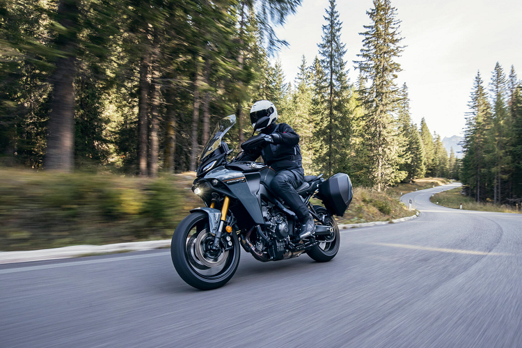 Hệ thống treo bán chủ động điều khiển điện tử của Yamaha Tracer 9 GT+ Sport 2023 cũng liên kết với hệ thống ACC. Bên cạnh đó, ACC còn hỗ trợ và điều tiết lực phanh trước/sau đồng thời điều chỉnh giảm xóc để đảm bảo sự ổn định của khung xe.