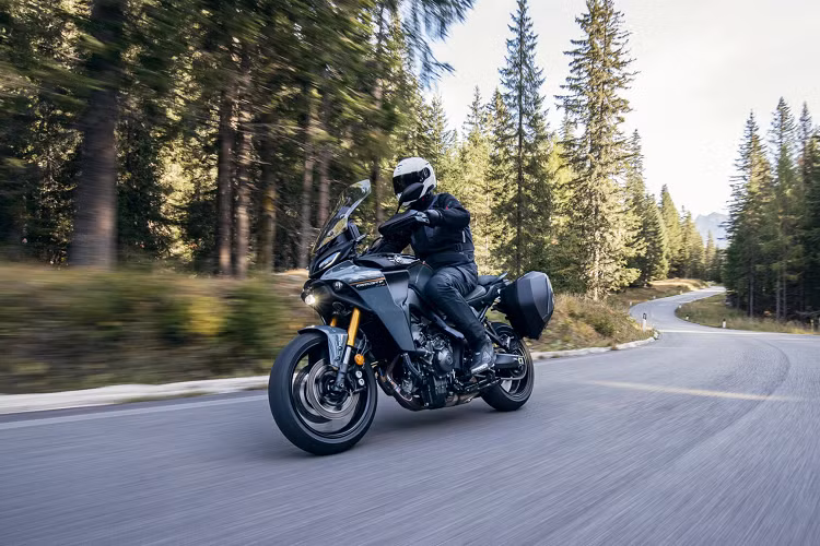 Hệ thống treo bán chủ động điều khiển điện tử của Yamaha Tracer 9 GT+ Sport 2023 cũng liên kết với hệ thống ACC. Bên cạnh đó, ACC còn hỗ trợ và điều tiết lực phanh trước/sau đồng thời điều chỉnh giảm xóc để đảm bảo sự ổn định của khung xe.