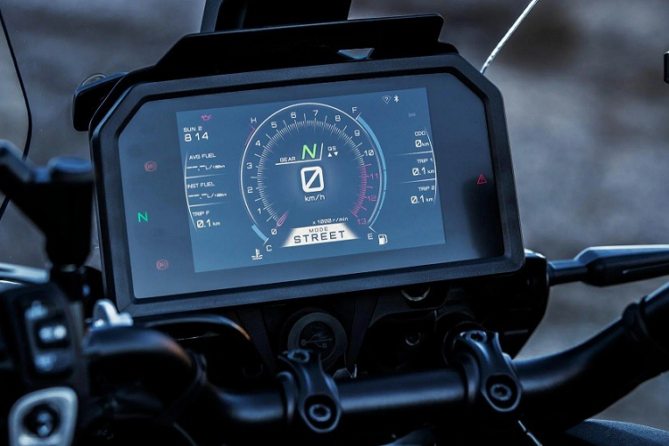 Hệ thống này chỉ can thiệp khi tính năng kiểm soát phanh BC bật lên và người điều khiển đang phanh. Lần đầu tiên trong làng mô tô thế giới, hệ thống UBS sẽ liên kết với phanh trước/sau bằng radar. Sử dụng thông tin từ radar và IMU, hệ thống UBS có thể "hỗ trợ và điều tiết lực phanh trước/sau". Khi hệ thống BC bật lên, UBS sẽ phát huy 3 tác dụng, bao gồm hỗ trợ phanh, hỗ trợ phanh trước/sau và kiểm soát phanh khi ôm cua.