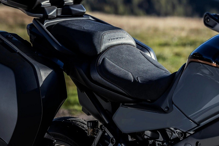 Trong khi đó, hệ thống định vị Garmin tràn màn hình là trang bị tùy chọn. Trên tay lái của xe có thêm cần điều khiển và nút bấm chuyển về màn hình chính. Các nút bấm được bố trí đơn giản, logic và rõ ràng để người điều khiển dễ sử dụng hơn. Ngoài ra, các nút bấm còn có đèn nền để dễ dễ quan sát hơn vào ban đêm hoặc ở nơi ít ánh sáng. Thêm vào đó, Yamaha Tracer 9 GT+ Sport 2023 còn có giảm xóc khí nén KYB với 2 chế độ Sport và Comfort.