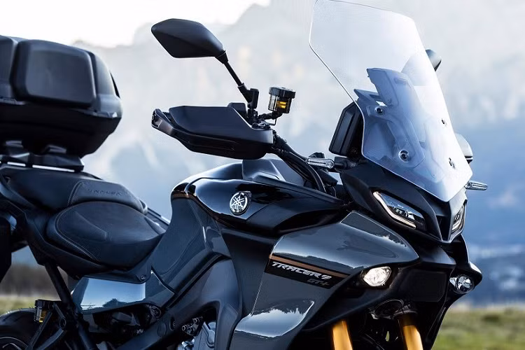 Những trang bị nổi bật tiếp theo của mẫu mô tô phân khối lớn này bao gồm hệ thống sang số nhanh hành trình ngược và bảng đồng hồ kỹ thuật số với màn hình màu LCD 7 inch có 3 giao diện, cho phép kết nối với điện thoại thông minh qua Blueooth tiêu chuẩn.