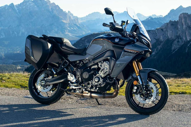 Cụ thể, Yamaha Tracer 9 GT+ Sport Sport Touring 2023 được trang bị hệ thống kiểm soát hành trình thích ứng Adaptive Cruise Control (ACC), hoạt động ở dải vận tốc từ 30 - 160 km/h. Đây là mẫu môtô đầu tiên của Yamaha có hệ thống này. ACC giúp người điều khiển xe có thể duy trì tốc độ cũng như khoảng cách an toàn với xe phía trước.