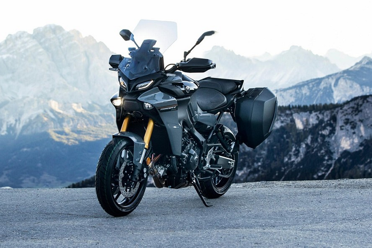 Có được điều đó là nhờ việc sử dụng radar sóng milimet, kết nối với bộ đo quán tính (IMU), kiểm soát vòng tua động cơ và phanh. Ngoài ra, IMU còn kiểm soát cả hệ thống Unified Brake System (UBS) của Yamaha Tracer 9 GT+ Sport 2023 khi tính năng Brake Control (BC) được bật lên. Hãng Yamaha nhấn mạnh rằng UBS không phải là hệ thống tránh va chạm mà chỉ hỗ trợ tăng lực phanh cho xe.