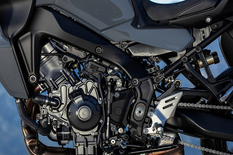 Chưa hết, hệ thống ACC còn phân bổ lực phanh giữa 2 bánh trước/sau, đảm bảo sự ổn định khi xe phanh. Nếu người lái chỉ bóp phanh trước, hệ thống sẽ tự động phanh cả bánh sau. Mức độ can thiệp phanh sẽ được tính toán bằng dữ liệu IMU liên quan đến những thay đổi trong gia tốc và góc nghiêng.