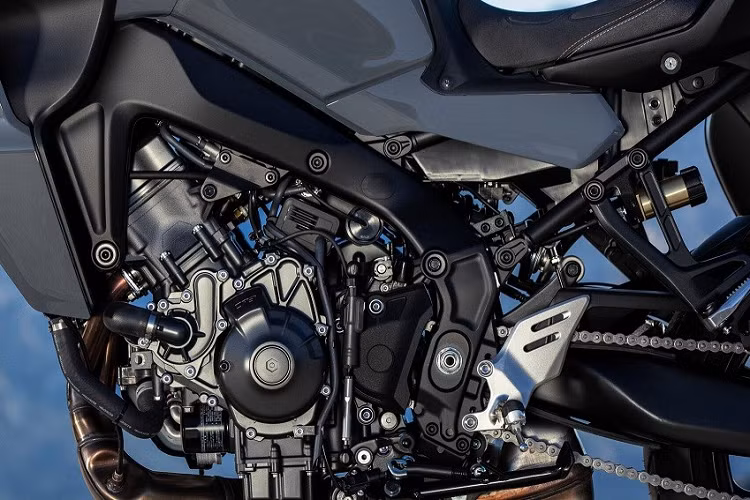 Chưa hết, hệ thống ACC còn phân bổ lực phanh giữa 2 bánh trước/sau, đảm bảo sự ổn định khi xe phanh. Nếu người lái chỉ bóp phanh trước, hệ thống sẽ tự động phanh cả bánh sau. Mức độ can thiệp phanh sẽ được tính toán bằng dữ liệu IMU liên quan đến những thay đổi trong gia tốc và góc nghiêng.